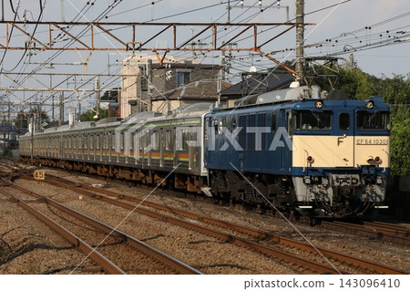 EF64-1030 牽引著一列從八公線開往中央線的 205 系列 3000 系列列車,該列車將被送往拆解廠。 EF64-1030 牽引著一列從八公線開往中央線的 205 系列 3000 系列列車,該列車將被送往拆解廠。 143096410