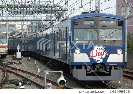 Seibu 3000 series L-train 3015F entering Nerima-Takanodai station. Seibu 3000 series L-train 3015F entering Nerima-Takanodai station. 143096496