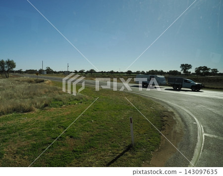 Suburban roads and caravans—a record of travel scenes in Silverton, with its dry grasslands and blue skies. Suburban roads and caravans—a record of travel scenes in Silverton, with its dry grasslands and blue skies. 143097635