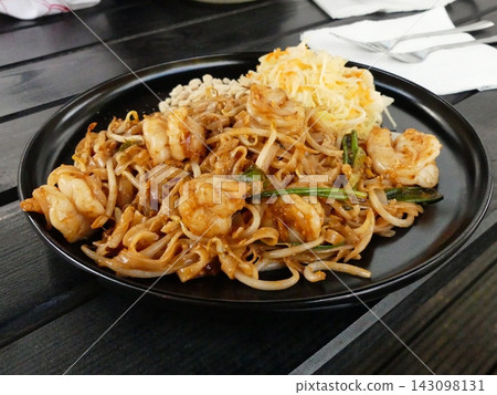 Pad thai noodles with prawns and fresh vegetables Pad thai noodles with prawns and fresh vegetables 143098131