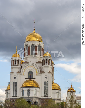 Gilded dome with a cross of an Orthodox church against a blue clear sky Gilded dome with a cross of an Orthodox church against a blue clear sky 143098247