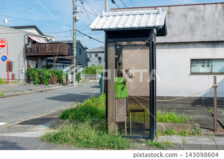 在小田原的舊東海道旁，矗立著一座瓦頂公用電話亭。 143098604