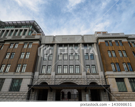 神戶海關大樓是一座現代建築傑作,是一座象徵貿易港口城市神戶繁榮的宏偉建築。 神戶海關大樓是一座現代建築傑作,是一座象徵貿易港口城市神戶繁榮的宏偉建築。 143098631