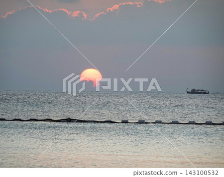 黃昏時分，夕陽西下，映照著海面，一艘船… 143100532