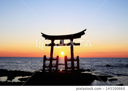 Torii漂浮在海中 Torii漂浮在海中 143100668