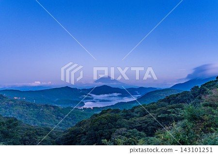 【神奈川縣】秋季從箱根眺望富士山,黎明時分,富士山越過湖面上的雲海。 【神奈川縣】秋季從箱根眺望富士山,黎明時分,富士山越過湖面上的雲海。 143101251