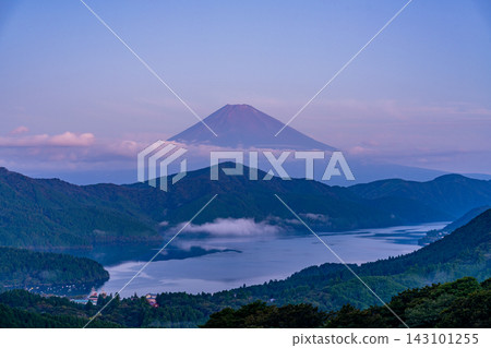 [Kanagawa Prefecture] Mount Fuji seen from Hakone in autumn, beyond a sea of clouds over the lake, at dawn. 143101255