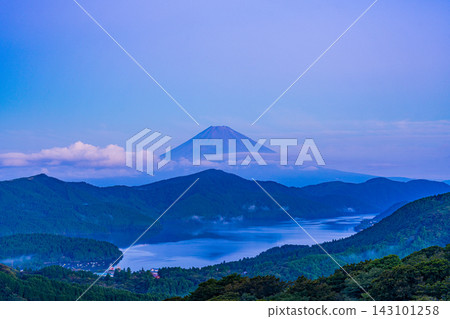 【神奈川縣】秋季從箱根眺望富士山,黎明時分,富士山越過湖面上的雲海。 【神奈川縣】秋季從箱根眺望富士山,黎明時分,富士山越過湖面上的雲海。 143101258