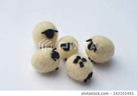 一組用羊毛氈製成的黑臉綿羊。 一組用羊毛氈製成的黑臉綿羊。 143101481