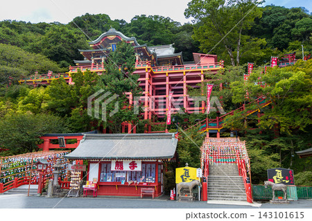 生意興隆;日本三大稻荷神社之一;從神社內眺望祐德稻荷神社正殿。 生意興隆;日本三大稻荷神社之一;從神社內眺望祐德稻荷神社正殿。 143101615