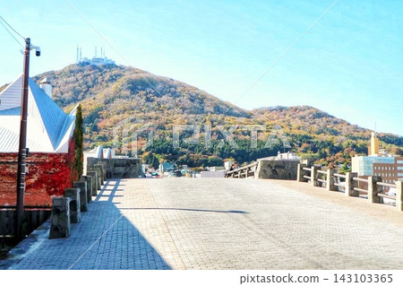 山巒被秋葉染上色彩 山巒被秋葉染上色彩 143103365