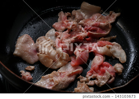 正在煎炸的豬肉 正在煎炸的豬肉 143103673