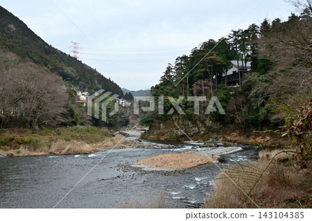 從澤之井酒廠下方的楓橋上看到的奧多摩川的流水。 從澤之井酒廠下方的楓橋上看到的奧多摩川的流水。 143104385