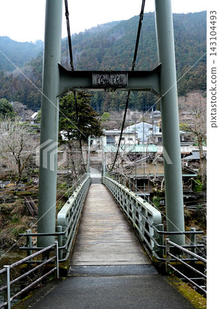 連接澤之井酒廠和觀山寺的楓樹橋 連接澤之井酒廠和觀山寺的楓樹橋 143104493