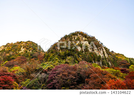Yabakei, Oita Prefecture: A valley dyed in autumn colors. Yabakei, Oita Prefecture: A valley dyed in autumn colors. 143104622