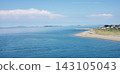 藍天、平靜的海和弧形沙灘構成的風景。 143105043