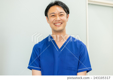 一位身穿藍色手術服的中年男子 143105317