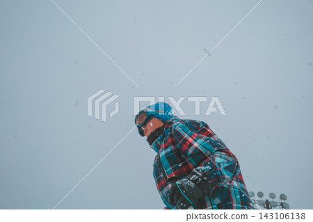 一個12歲男孩滑雪的低角度鏡頭。 143106138