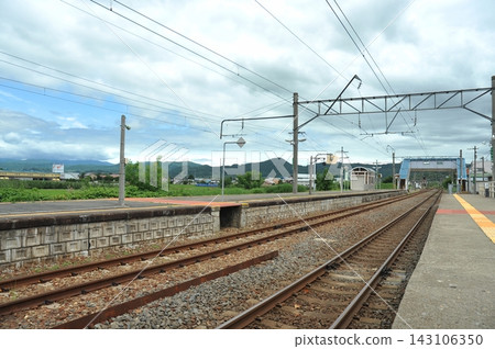 The platform of Ishikawa Station on the JR Ou Main Line, surrounded by rural scenery (Hirosaki City, Aomori Prefecture) The platform of Ishikawa Station on the JR Ou Main Line, surrounded by rural scenery (Hirosaki City, Aomori Prefecture) 143106350
