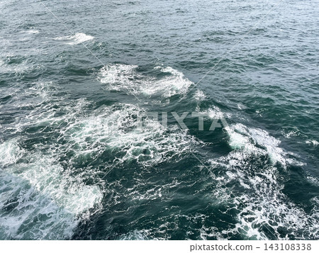 從船上看到的水面上的波浪 從船上看到的水面上的波浪 143108338