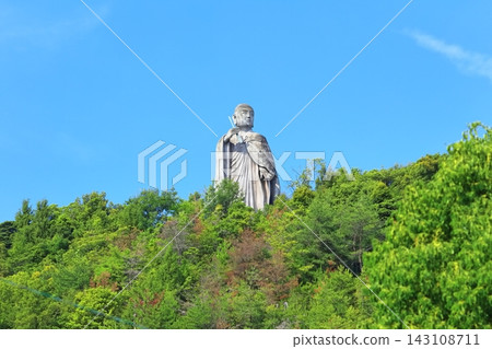 【愛媛縣】四國參拜地第51號：熊野山國藏石手寺（從石手寺看到的弘法大師像） 143108711