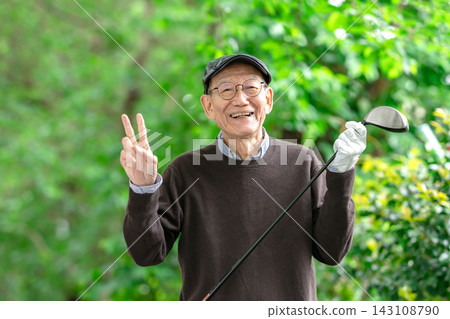 老年男性，嗜好：高爾夫，和平手勢 143108790