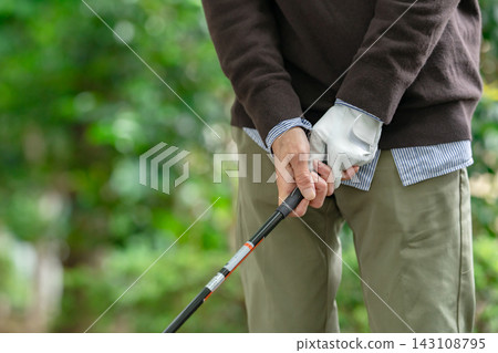 Senior man, hobby: golf, hands Senior man, hobby: golf, hands 143108795