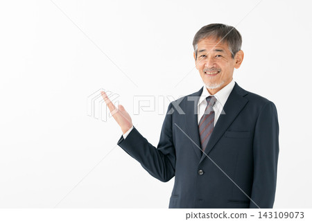 身穿西裝的老者，正在做手勢 143109073