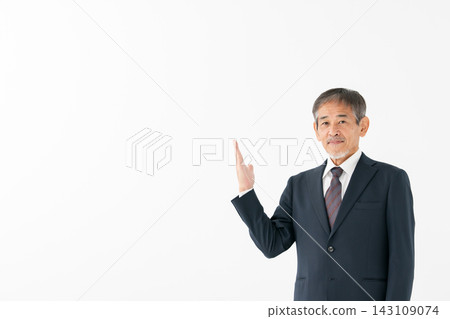 身穿西裝的老者，正在做手勢 143109074