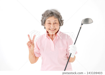 Senior woman with a golf club; hobby: peace sign Senior woman with a golf club; hobby: peace sign 143109403