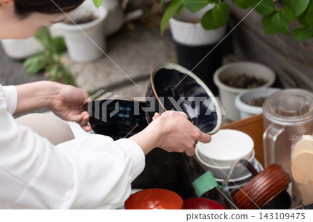 Flea market, on hand Flea market, on hand 143109475