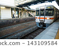 A local train bound for Gifu pulls into the platform at Atsuta Station. 143109584