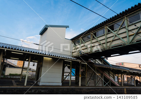 The connecting passageway and platform 3 at Atsuta Station The connecting passageway and platform 3 at Atsuta Station 143109585