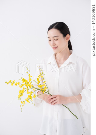 手捧花束的女子－文心草 143109651