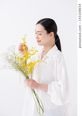 手捧花束的女子－文心草 143109654
