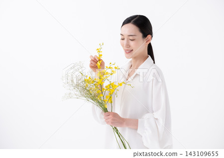 手捧花束的女子－文心草 143109655