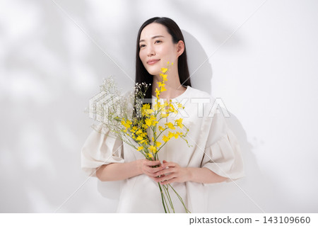 手捧花的女子；文心蘭；陽光 143109660