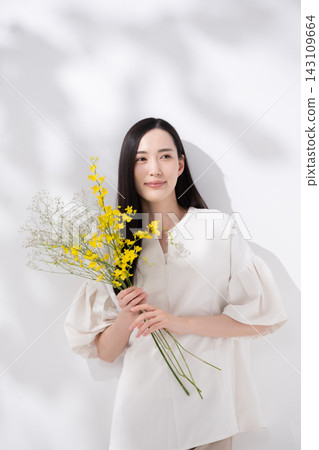 手捧花的女子；文心蘭；陽光 143109664