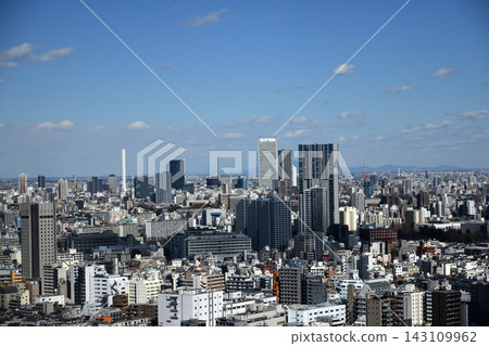 冬日晴空下,從新宿眺望池袋的城市景觀。 冬日晴空下,從新宿眺望池袋的城市景觀。 143109962