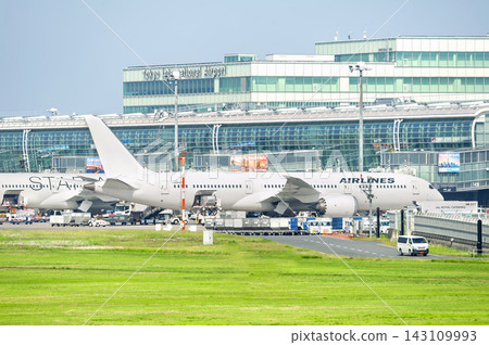 一架大型客機停在羽田機場3號航廈前(東京都大田區) 一架大型客機停在羽田機場3號航廈前(東京都大田區) 143109993