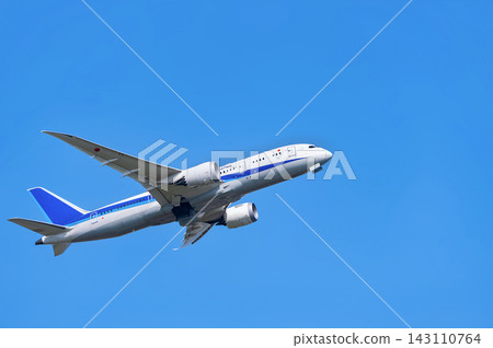 A passenger plane takes off from Haneda Airport into the blue sky (Ota Ward, Tokyo) A passenger plane takes off from Haneda Airport into the blue sky (Ota Ward, Tokyo) 143110764