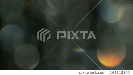 Abstract cinematic lens flare with soft bokeh circles and subtle light reflections. Atmospheric optical effect background ideal for overlays, visual effects, film production and creative design. 143110863