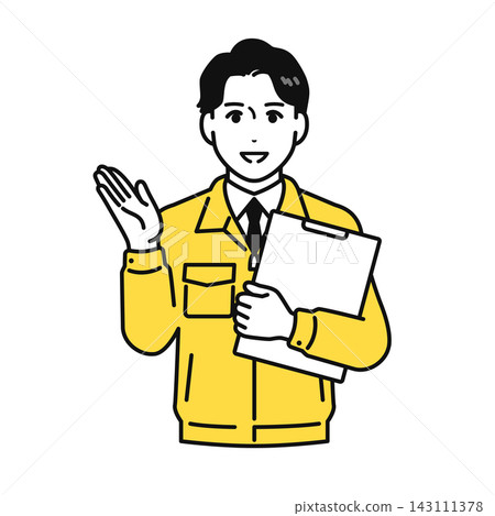 一位身穿工作服的年輕男子負責解說。 一位身穿工作服的年輕男子負責解說。 143111378