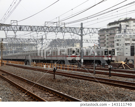一列東武東上線列車停放在車站內。 一列東武東上線列車停放在車站內。 143111740