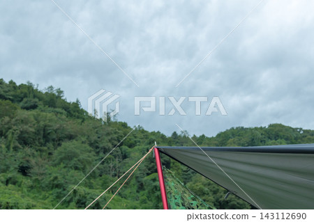[Camping in Nakatsugawa, where it looks like it might rain in the middle of summer] 143112690