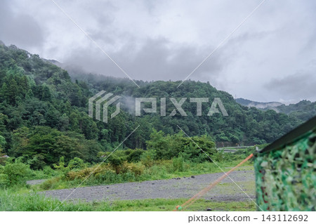 [Mist hangs over the mountains; it looks like a midsummer rain is coming to Nakatsugawa.] 143112692