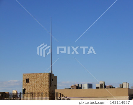 藍天下,建築物屋頂上的避雷針清晰可見。 藍天下,建築物屋頂上的避雷針清晰可見。 143114937