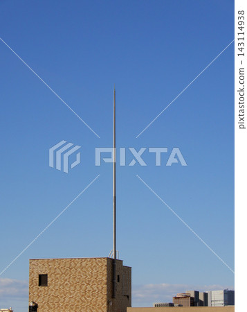 藍天下，建築物屋頂上的避雷針清晰可見。 143114938
