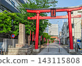 The large vermilion torii gate at the entrance to the approach to Anamori Inari Shrine (Ota Ward, Tokyo) 143115808