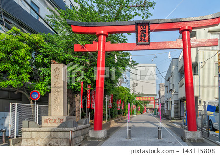 The large vermilion torii gate at the entrance to the approach to Anamori Inari Shrine (Ota Ward, Tokyo) The large vermilion torii gate at the entrance to the approach to Anamori Inari Shrine (Ota Ward, Tokyo) 143115808